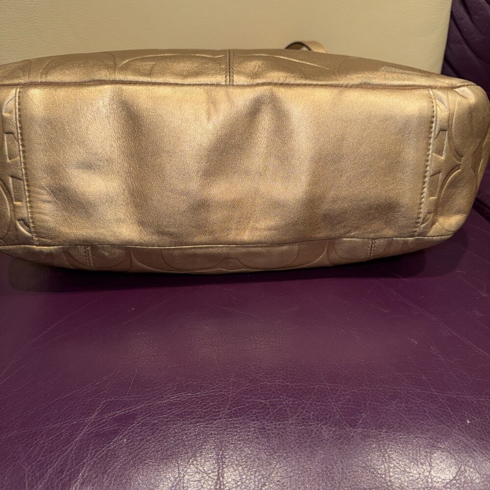 Coach East West Gallery tote bag in metallic gold embossed signature leather - Picture 5 of 10